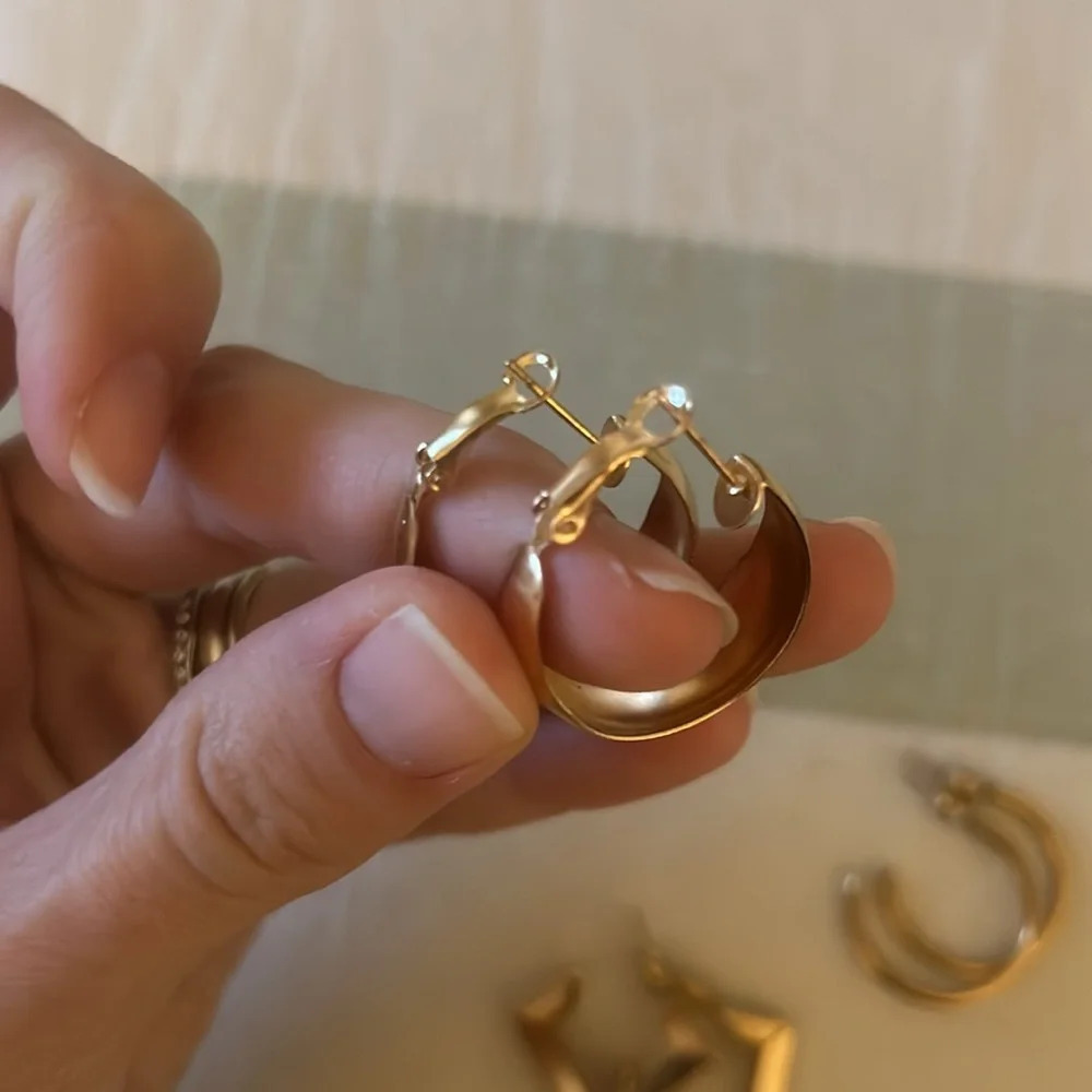 Set of 3 gold hoop earrings - Picture 2 of 10